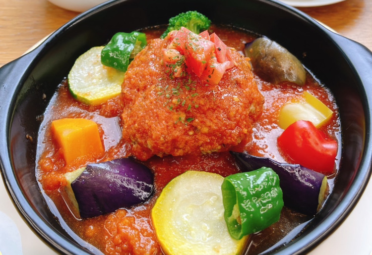 日南トマトと夏野菜のハンバーグ