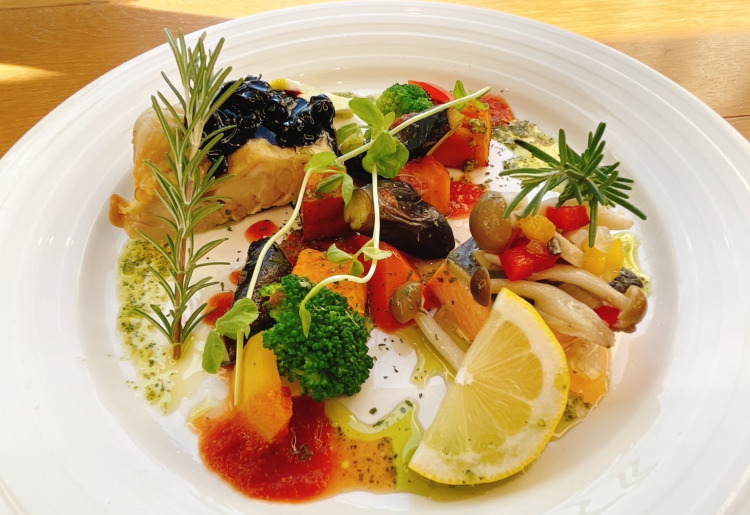 大山ハーブ鶏のグリル、境港サーモンのグリルに季節の野菜を添えて